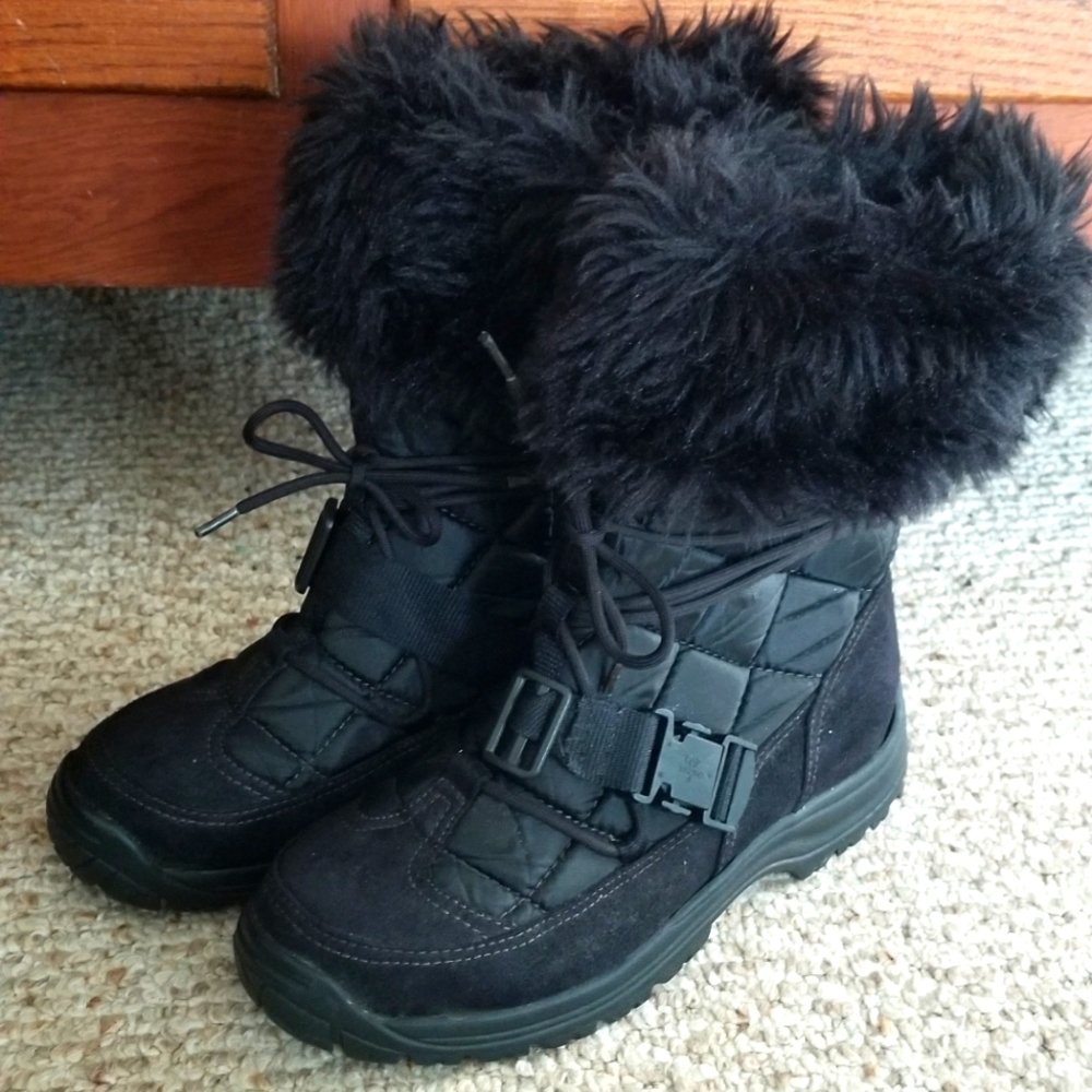 Cozy snow boots. Black with faux fur. Women's Size 7.